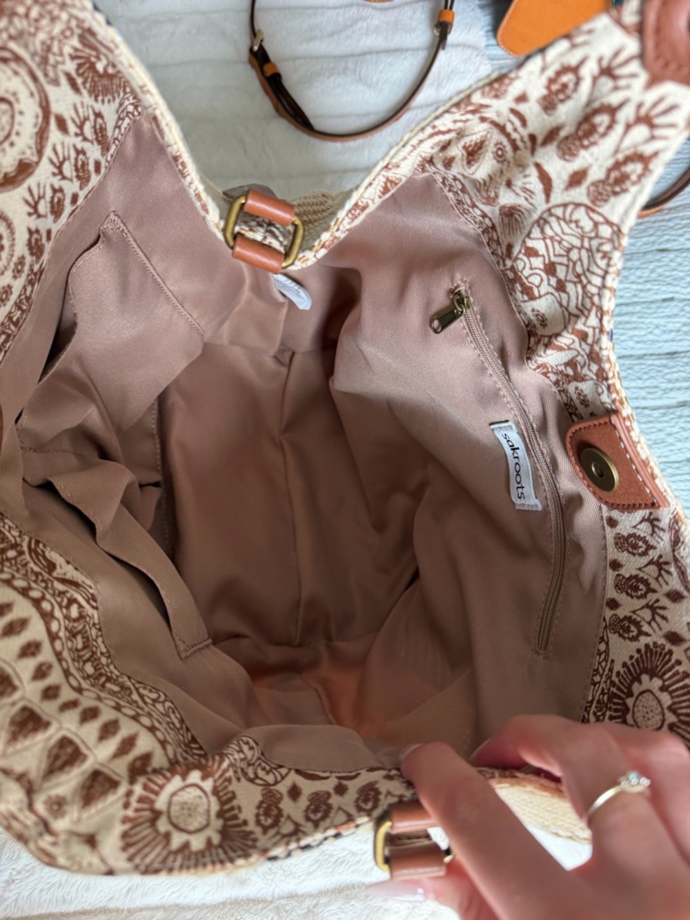 Sakroots Woven Hobo Shoulder Bag in Cream, Tan & Brown - Picture 3 of 3